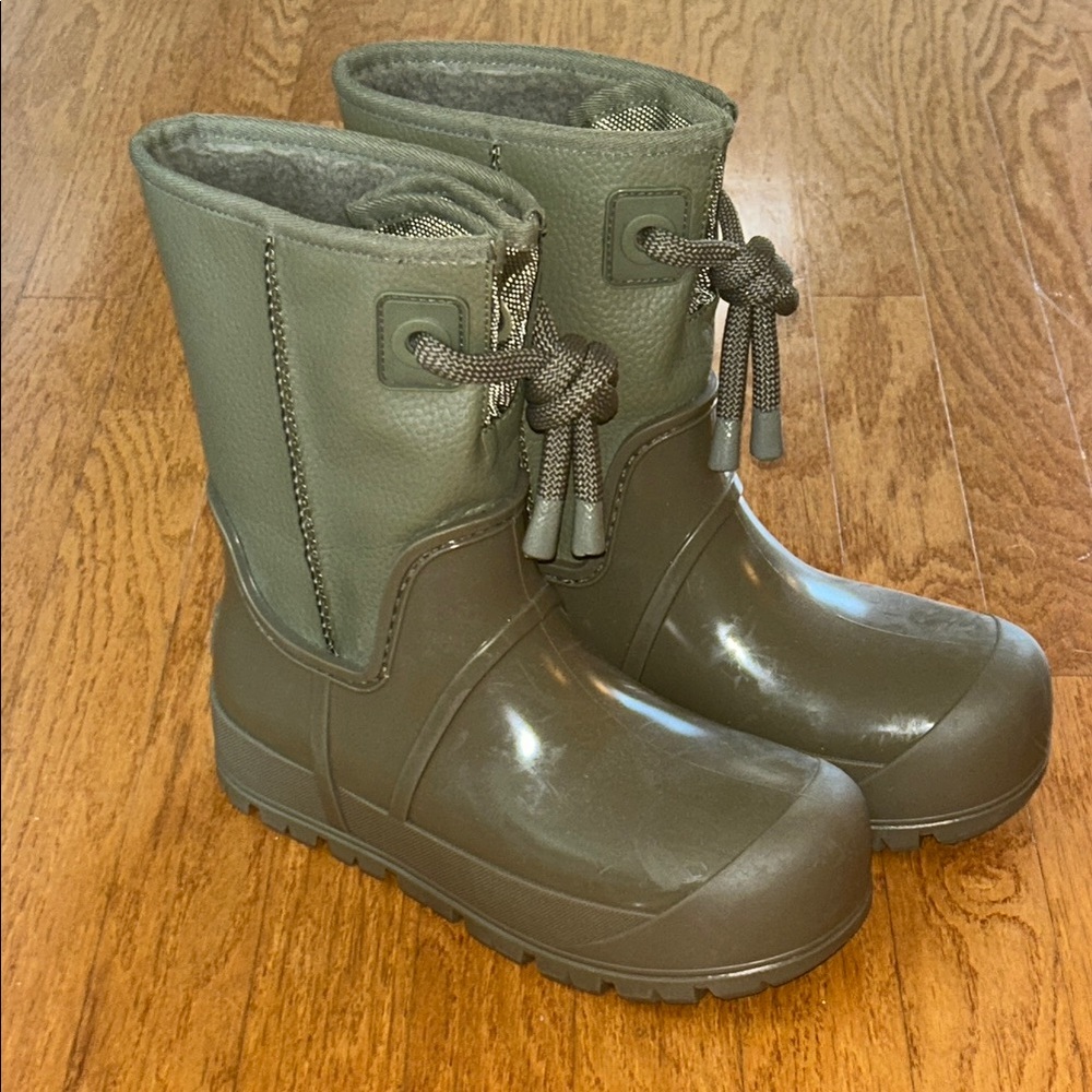 UGG Raincloud Toggle Boot Size 7 Women Lace WaterProof Olive 1132030 *NEW